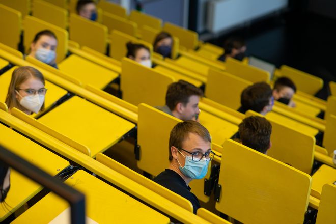 Am letzten Tag des Science Camps stellen die Teilnehmenden ihre Lösungen für den »digitalen Zwilling« vor. (Quelle: TU Ilmenau, Foto: Lukas Sthamer) 