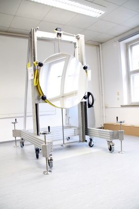 Weltweit existieren derzeit vier Großschlieren-Systeme, welche jeweils in unterschiedlichen Forschungsbereichen eingesetzt werden. (Foto: Thomas Möller, Mitarbeiter Professur Bauphysik) Weltweit existieren derzeit vier Großschlieren-Systeme, welche jeweils in unterschiedlichen Forschungsbereichen eingesetzt werden. (Foto: Thomas Möller, Mitarbeiter Professur Bauphysik)