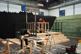 Bis zum letzten Moment baut, schraubt und streicht das Team am Messestand, um das Modell zu realisieren. Foto: Jacob Heine Bis zum letzten Moment baut, schraubt und streicht das Team am Messestand, um das Modell zu realisieren. Foto: Jacob Heine