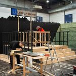 Bis zum letzten Moment baut, schraubt und streicht das Team am Messestand, um das Modell zu realisieren. Foto: Jacob Heine