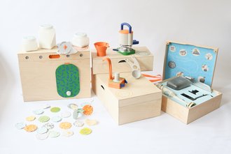 »MateriaLab« are experimental kits on the topic of waste and recycling for children; Photo: Florian Henschel