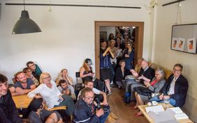 Aufgrund eines Regenschauers fand die Preisverleihung der Bauhaus Essentials und des GRAFE-Kreitivpreises im Studierendenhaus M18 statt. Foto: Candy Welz