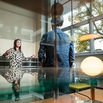 Singer-Songwriterin Amy Macdonald und Jo Schock unterhalten sich im Gropius-Zimmer.