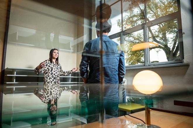 Singer-Songwriterin Amy Macdonald und Jo Schock unterhalten sich im Gropius-Zimmer.