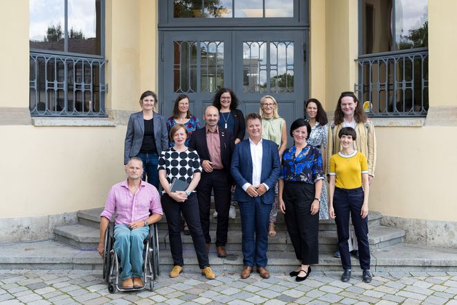 Back row, from left to right: Miriam Benteler, Christiane Hempel, Michaela Albrecht, Petra Beyer, Claudia Weinreich, Gunter Seidel / Front row, from left to right: Martin Ahner, Dr. Ulrike Kuch, Dr. Simon Frisch, Jürgen Dusel, Katrin Richter, Lilli Hallmann.