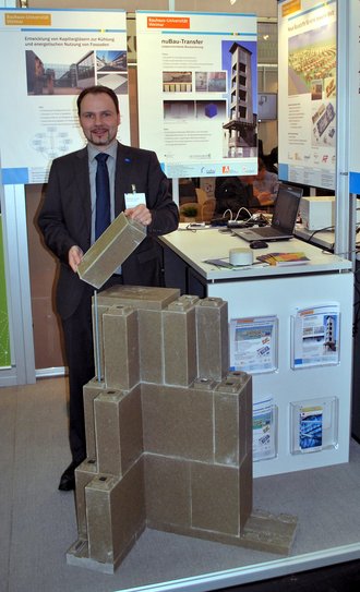 Dipl.-Ing. Alexander Gypser am Messestand 2015, Foto: Professur Bauchemie und Polymere Werkstoffe