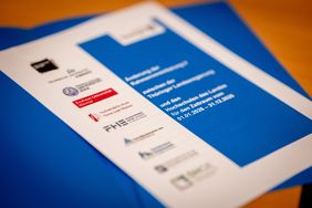 Die Rahmenvereinbarung wurde unter intensiver Einbindung der Thüringer Hochschulen verlängert und ist gültig bis Ende des Jahres 2026. Foto: TMBWK / Jacob Schröter Titel der Rahmenvereinbarung, die unter intensiver Einbindung der Thüringer Hochschulen verlängert und ist gültig bis Ende des Jahres 2026. Foto: TMBWK / Jacob Schröter