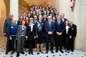 Gruppenfoto: Preisträger*innen mit den Förder*innen. (Andreas B. Krueger/DFH-UFA) Gruppenfoto: Preisträger*innen mit den Förder*innen. (Andreas B. Krueger/DFH-UFA)