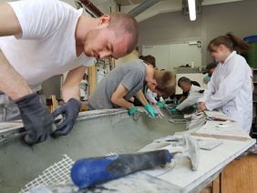 Von der digitalen Planung bis zur Herstellung im Labor: Auf ihrem Instagram-Kanal »bauhaus.betonkanu« zeigen die Studierenden, wie die Betonboote entstehen. (Foto: Hilde Marie Teichmann) Von der digitalen Planung bis zur Herstellung im Labor: Auf ihrem Instagram-Kanal »bauhaus.betonkanu« zeigen die Studierenden, wie die Betonboote entstehen. (Foto: Hilde Marie Teichmann)