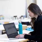Woman sitting at her laptop and using LinkedIn Learning. Photo: Bauhaus-Universität Weimar/ Matthias Eckert