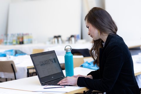Neues Bildungsangebot für Universitätsmitglieder Frau sitzt am Laptop und nutzt LinkedIn Learning. Foto: Bauhaus-Universität Weimar/ Matthias Eckert