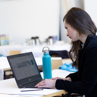 Frau sitzt am Laptop und nutzt LinkedIn Learning. Foto: Bauhaus-Universität Weimar/ Matthias Eckert