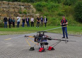 Funktionstest der Wasserstoffdrohne auf dem Gelände von edm aerotec. Foto: Professur Energiesysteme