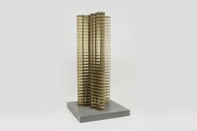 Hochhausentwurf Mies van der Rohe, Nachbau nach historischen Vorbild.  Modellwerkstatt der Hochschule für Architektur und Bauwesen. 1986. Foto: Ortrun Bargholz und Felix Rössl. Mo/0´88.; Sammlung Lehrgebiet Theorie und Geschichte der Architektur. © Ar