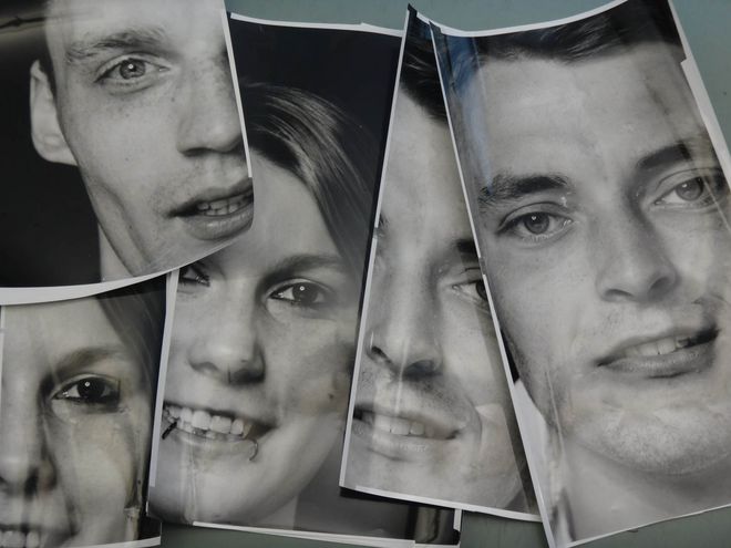 Test strips that show Anna and Clemens, for example, whether they need to brighten their eyes. Anna calls this "analogue Photoshop".