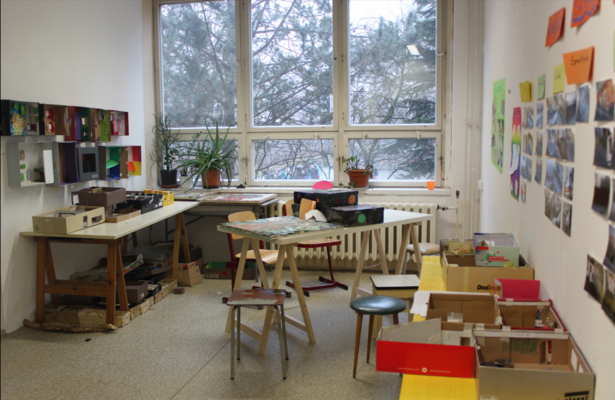 Einblick in einen Klassenraum der Schule. Zeigt Projektarbeitsplätze.