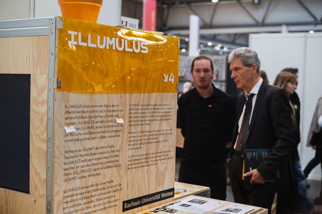 Marcel Gohsen (l.), Wissenschaftlicher Mitarbeiter im Bereich »Information Retrieval« und »Conversational Search« erläutert Helmut Holter den ILLUMULUS.