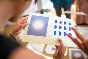 Die Studentin der Visuellen Kommunikation hat frei mit mit verschiedenen Formen und Effekten gestaltet, hier ein Moiree-Effekt.