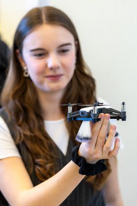 Drohne zur automatischen Blütenbestäubung (Regionalsieg für bestes interdisziplinäres Projekt): Katharina Koch (im Bild), Felix Keil und Kara Kielmann entwickelten und programmierten eine Drohne als technologische Alternative zur natürlichen Bestäubung. Foto: Bauhaus-Universität Weimar/ Matthias Eckert