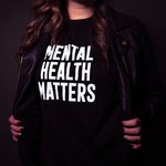 Das Foto zeigt den Torso einer Frau. Sie trägt ein schwarzes T-Shirt mit der weißen Aufschrift »Mental Health Matters«.