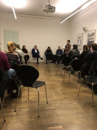 Publikum beim Stadtgespräch von hinten.