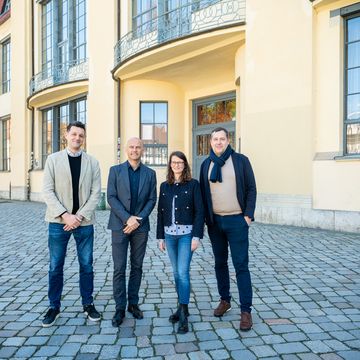 v.l.n.r. Prof. Peter Benz, Präsident der Bauhaus-Universität Weimar, Daniel Böhme, Vorstand/COO der NT Neue Technologien AG, Dr. Charlene Wündsch, Leiterin Gründungswerkstatt neudeli der Bauhaus-Universität Weimar, und Christian Neuenfeld, Referent Digitalisierung, NT Neue Technologien AG. Foto: Thomas Müller