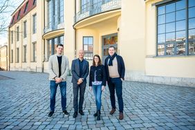 v.l.n.r. Prof. Peter Benz, Präsident der Bauhaus-Universität Weimar, Daniel Böhme, Vorstand/COO der NT Neue Technologien AG, Dr. Charlene Wündsch, Leiterin Gründungswerkstatt neudeli der Bauhaus-Universität Weimar, und Christian Neuenfeld, Referent Digitalisierung, NT Neue Technologien AG. Foto: Thomas Müller