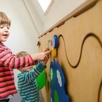 Foto von zwei kleinen Kindern, die in den Räumlichkeiten der flexiblen Kinderbetreuungsstätte "bauhäuschen" der Bauhaus-Universität Weimar spielen.