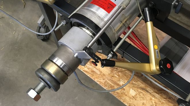 Kraftmessdose mit Stabdurchführung und Kalotte sowie Wegaufnehmer an einem Dauerzugversuchsstand Kraftmessdose mit Stabdurchführung und Kalotte sowie Wegaufnehmer an einem Dauerzugversuchsstand