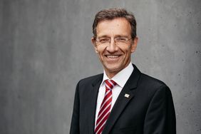 Prof. Dr. Winfried Speitkamp wurde am Dienstag, 27. November 2018, in Erfurt zum Vorsitzenden des Verwaltungsrates des Studierendenwerks Thüringen gewählt. (Foto: Matthias Eckert) Prof. Dr. Winfried Speitkamp wurde am Dienstag, 27. November 2018, in Erfurt zum Vorsitzenden des Verwaltungsrates des Studierendenwerks Thüringen gewählt. (Foto: Matthias Eckert)