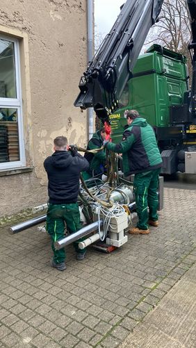 Verladung der Prüfmaschine 