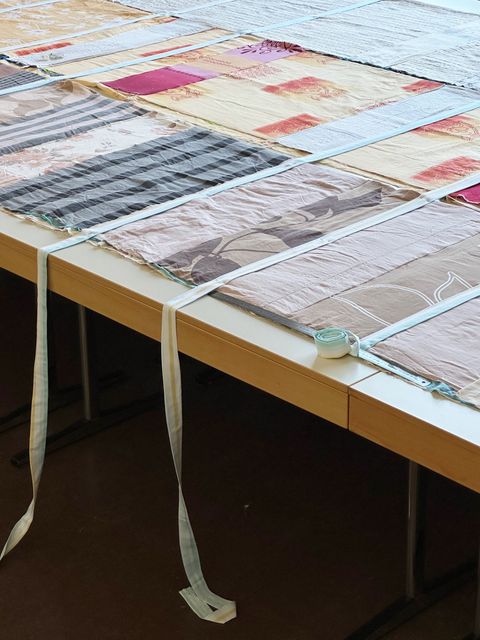 Großformatige Textilinstallation aus recycelten Alt-Textilien entsteht im Hauptgebäude 