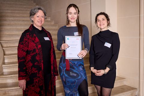 Vierte Auszeichnung in Folge der Europäischen Medienkultur v. l. n. r.: Andrea von Hülsen-Esch, Vizepräsidentin der DFH; Preisträgerin Maya Kurth; Maria Flügel, ARTE GEIE (© Andreas B. Krueger / DFH-UFA)