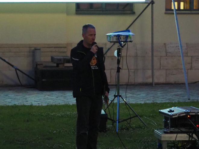 Daniel Groth from the CSD Weimar volunteer organization team welcomes the guests