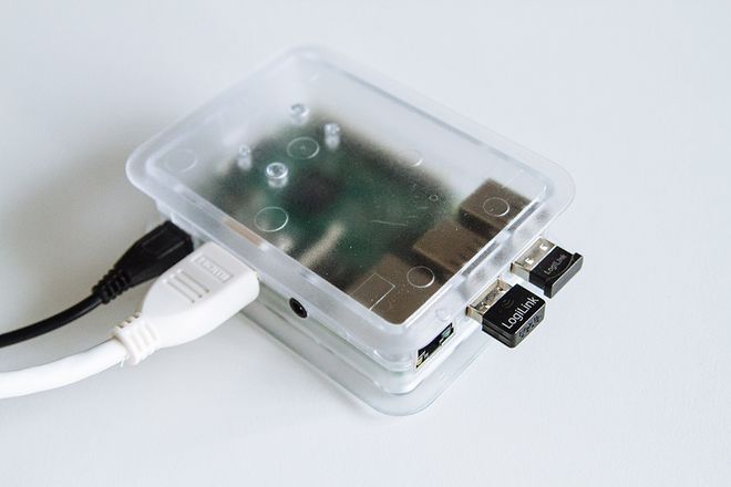 Der Mini-Computer Raspberry Pi macht das ganze System portabel: das Entwicklerteam muss nur einen Beamer anschließen und schon können Tore geschossen werden. (Bauhaus-Universität Weimar, Fotograf: Henry Sowinski)