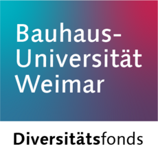 Das Schriftlogo zeigt die Worte »Bauhaus Universität Weimar« in weißer Schrift auf einem blau-lila-roten Hintergrund (die Hintergrundfarben verwischen von links nach rechts). Darunter steht schwarz auf weiß das Wort »Diversitätsfonds«.