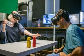 Auch das Virtual Reality Lab öffnet am 15. Juli seine Türen und lädt dazu ein, Anwendungen spielerisch mit aktuellen Head-Mounted-Displays wie der Oculus Quest 2 und am Desktop zu erproben. (Foto: Thomas Müller) Auch das Virtual Reality Lab öffnet am 15. Juli seine Türen und lädt dazu ein, Anwendungen spielerisch mit aktuellen Head-Mounted-Displays wie der Oculus Quest 2 und am Desktop zu erproben. (Foto: Thomas Müller)