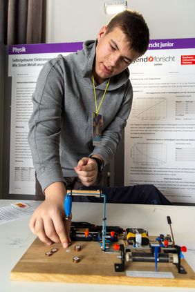 Selbstgebauter Elektromagnet (1. Preis »Jugend forscht junior« Physik): Aleksandar Javorac demonstriert mit seinem Versuchsaufbau, wie elektrischer Strom ein Magnetfeld erzeugt. Foto: Bauhaus-Universität Weimar/ Matthias Eckert