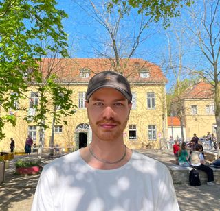 Emil Volkmar, Foto: Stella Noack Portraitfoto von Emil Volkmar auf dem Campusgeländer der Bauhausuniversität