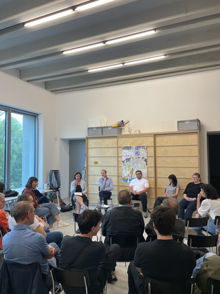 Foto von der Gesprächsrunde zum Thema "Mit dem ÖPNV durch Weimars Wohnquartiere: Nächster Halt Mobilitätsgerechtigkeit".