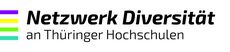 Das Logo zeigt die Worte »Netzwerk Diversität an Thüringer Hochschulen« (schwarz auf weiß). Daneben sind vier übereinander gelagerte horizontale Streifen zu sehen. Sie haben folgende Farben (von oben nach unten): violett, gelb, grün und blau.