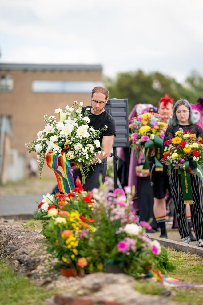 Dr. Michael Wallner lays down a mourning bouquet by the memorial stone for the »Pink Triangle Prisoners« on behalf of the Bauhaus-Universität Weimar