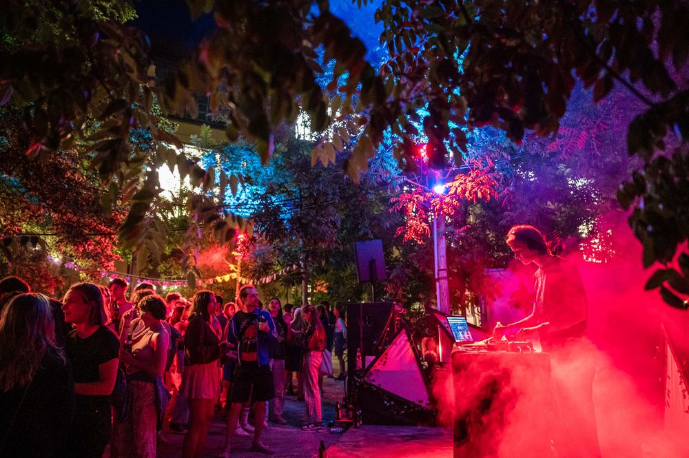 tanzende Menschen draußen mit Diskolicht-Effekten