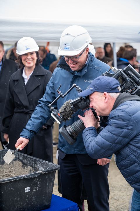 Gemeinsame Medieninformation von Thüringer Staatskanzlei (TSK), Thüringer Ministerium für Wirtschaft, Landwirtschaft und Ländlichen Raum (TMWLLR) und Thüringer Innovationszentrum für die Zukunft des Bauens (ThIZ-BAU) Mit einer feierlichen Grundsteinlegung am 20. April 2026 setzt das IAB – Institut für Angewandte Bauforschung Weimar gemeinsam mit Partnern aus Wissenschaft, Wirtschaft und Politik ein starkes Zeichen: Weimar und Thüringen entwickeln sich zu einem zentralen Standort für zukunftsweisende Bauforschung in Deutschland. Bauhaus-Universität Weimar / IAB, Foto: Thomas Müller