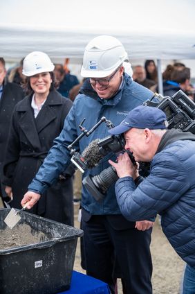 Mit einer feierlichen Grundsteinlegung am 20. April 2026 setzt das IAB – Institut für Angewandte Bauforschung Weimar gemeinsam mit Partnern aus Wissenschaft, Wirtschaft und Politik ein starkes Zeichen: Weimar und Thüringen entwickeln sich zu einem zentralen Standort für zukunftsweisende Bauforschung in Deutschland. Bauhaus-Universität Weimar / IAB, Foto: Thomas Müller