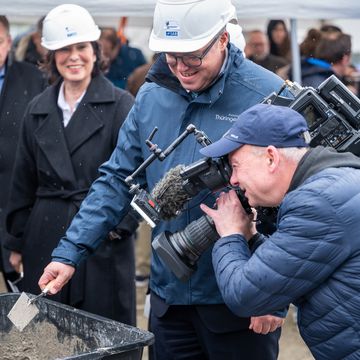 Mit einer feierlichen Grundsteinlegung am 20. April 2026 setzt das IAB – Institut für Angewandte Bauforschung Weimar gemeinsam mit Partnern aus Wissenschaft, Wirtschaft und Politik ein starkes Zeichen: Weimar und Thüringen entwickeln sich zu einem zentralen Standort für zukunftsweisende Bauforschung in Deutschland. Bauhaus-Universität Weimar / IAB, Foto: Thomas Müller