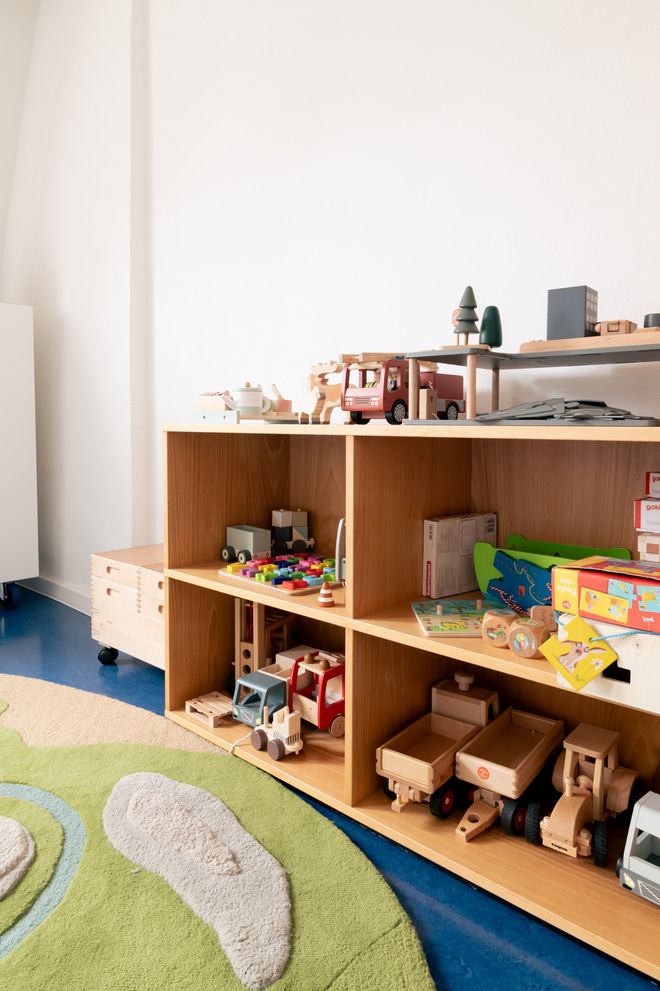 »Family Work Space« mit Schreibtisch, Computer, Telefon und jeder Menge Spielzeug für verschiedene Altersgruppen.