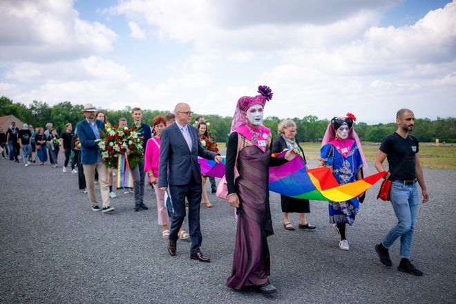 Procession of guests marches towards the memorial stone for the »Pink Triangle Prisoners«