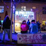 Studierende schauen einen Film auf einer Leinwand. Foto: Thomas Müller