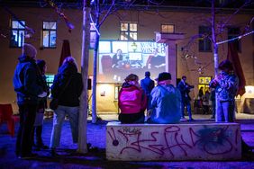 Studierende schauen einen Film auf einer Leinwand. Foto: Thomas Müller